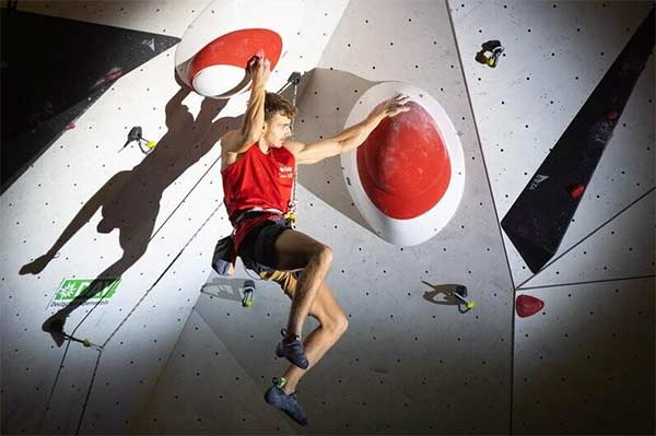 Yannick Flohe defends his title as German champion in lead climbing in Neu-Ulm. Image: Marco Kost