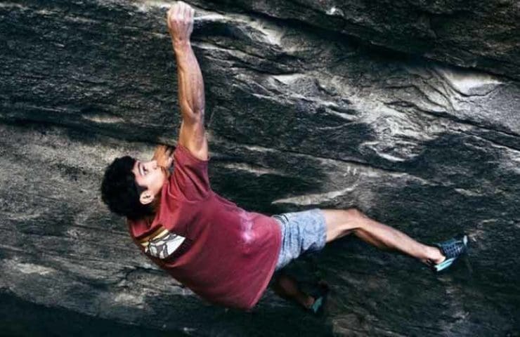 Aidan Roberts sube la roca 9A Alphane | quironico