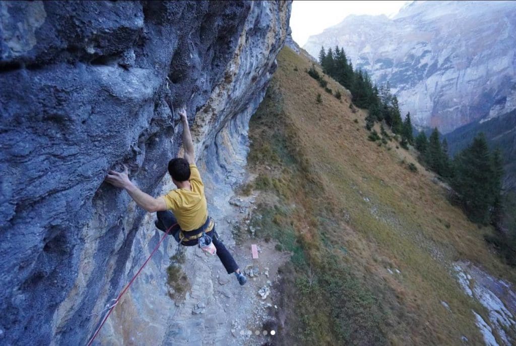 Obed Hardmeier during the red point ascent of Schwarz Mönch in Gimmelwald. (Picture Edition Filidor)