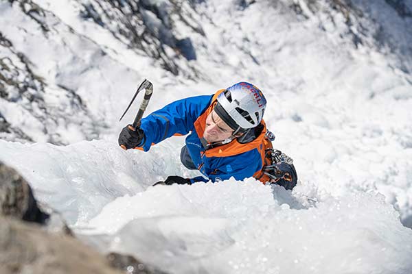 Cold, moisture and freedom of movement place very specific demands on gloves when ice climbing.