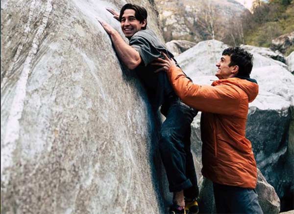 El boulder duro parece divertido: Shawn Raboutou y Aidan Roberts proyectan juntos. Imagen: Sam Pratt