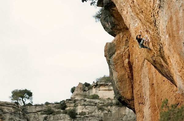 Chaehyun Seo climbs La Rambla (9a +) in Siurana. Image: Bernardo Gimenez