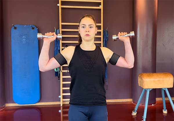 BFRT promete crecimiento muscular y aumento de la fuerza a pesar de la baja intensidad del entrenamiento. Andrea Kümin entrenando con Simon Deussen de PhysioVision.