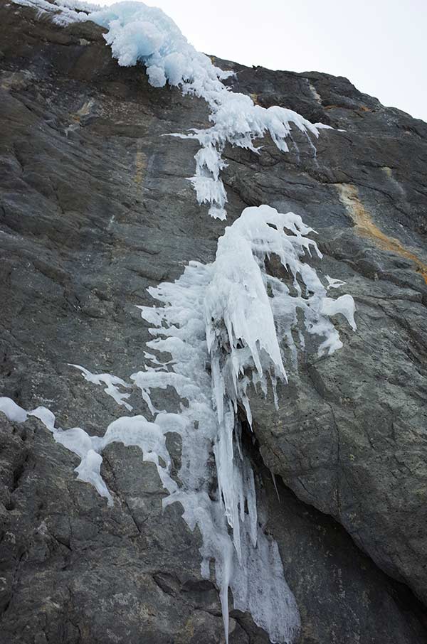 Das Eis vertrocknet, dies geschieht durch Sublimation bei Fehlen von Wassernachschub und tiefer Luftfeuchtigkeit.