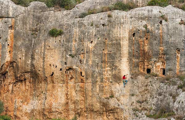 Der Kletterführer Di Roccia di Sole präsentiert 123 Klettergebiete plus Boulder- und DWS-Spots. Bild: Versante Sud/Massimo Cappuccio