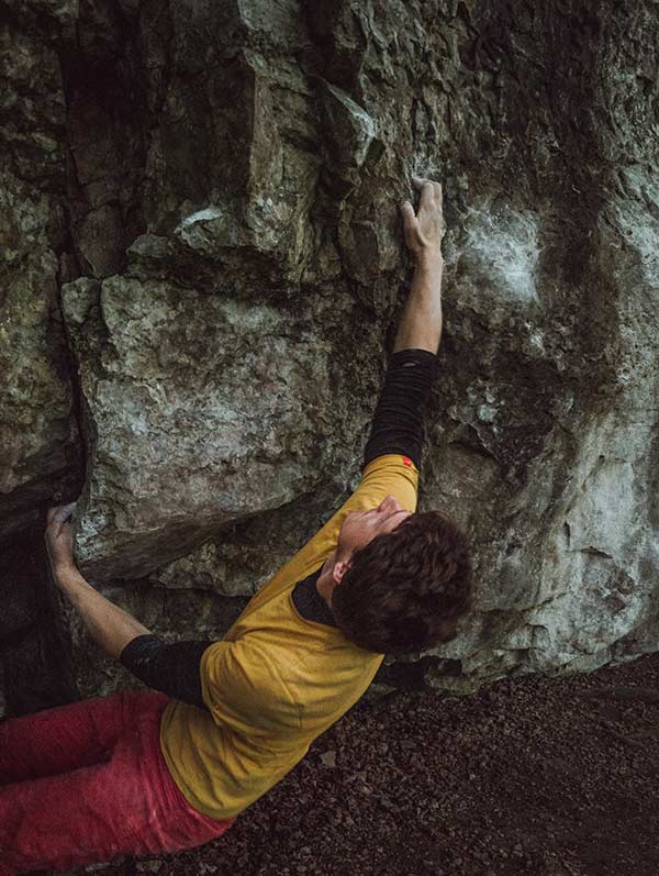 Pulling, pushing, supporting: The variety of movements when climbing makes it difficult to identify weak points in the musculoskeletal system. Image: Unplash/Sophie Grieve Williams