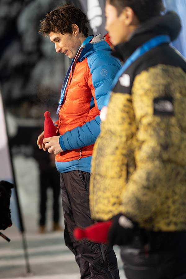 Benjamin Bosshard nimmt am Weltcup in Champagny-en-Vanoise die Silbermedaille im Lead entgegen: Bild: UIAA/Nils Paillard/alpy.io