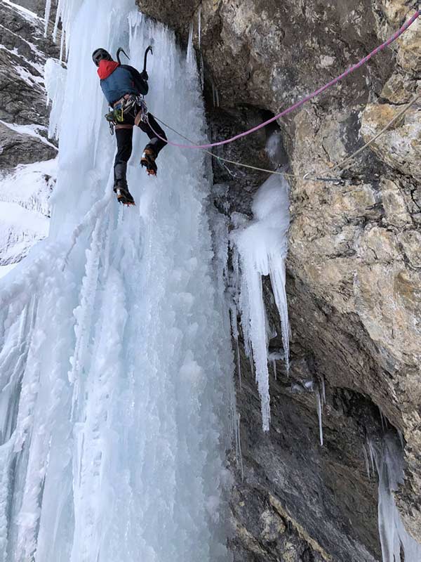 Klettern an einem riesigen Eiszapfen mit einer Sicherung am Fels (Flying Circus).