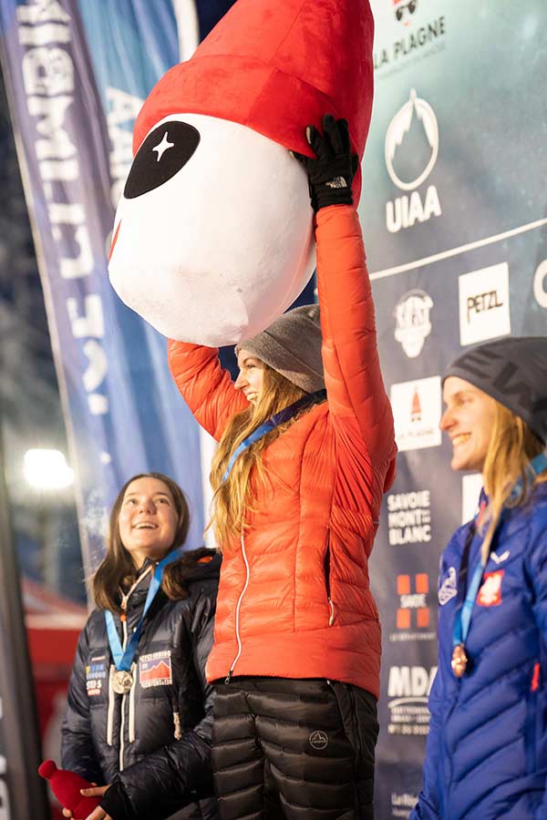 Vivien Labarile está feliz por su medalla de oro en Champagny-en-Vanoise. UIAA/Nils Paillard/alpy.io
