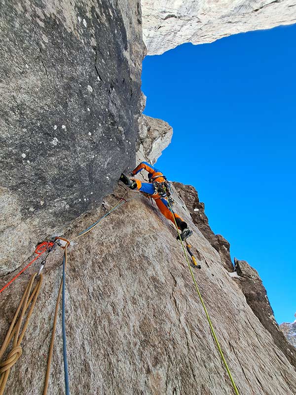Couloir Isaïe (600m, M8, 7a/7a+, AI5) combines demanding rock, mixed and ice climbing. Image: Emrik Favre