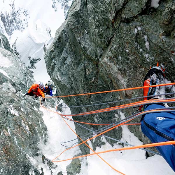 On January 28th and 29th, 2023, Benjamin Védrines, Nicolas Jean and Julien Cruv ellier de Luze will open "De l'Or en Barre" through the south face of the Barre des Écrins. Image: Benjamin Vedrines