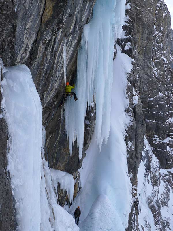 Key length Betarocker, Breitwangflue. Although the belayer is slightly offset to the side, he could still be hit in the event of a larger ice fall. It would be advisable to take advantage of the wide ledge and position yourself a few meters further back.