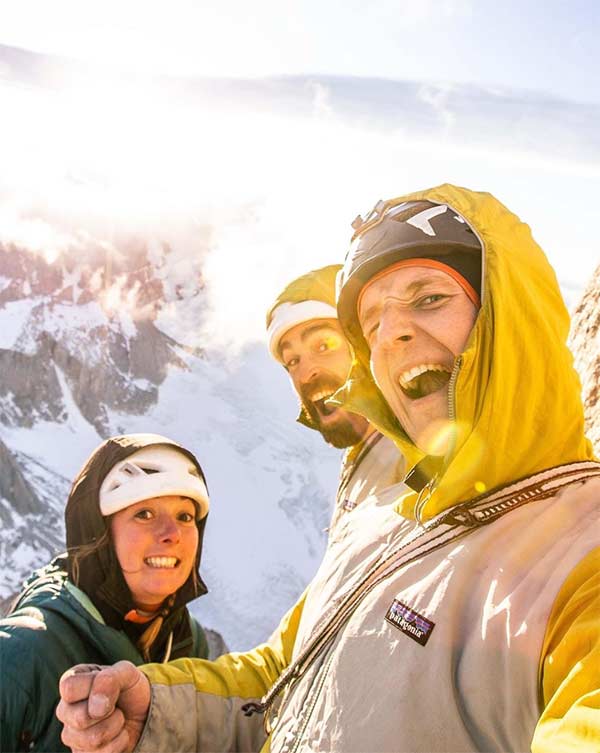 Julia Cassou, Sean Villanueva y Pete Whittaker disfrutan de los últimos rayos del día en la cima de la Aguja Guillaumet. Imagen: Julia Cassou