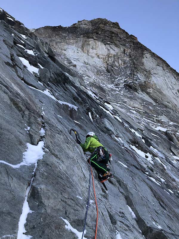 Drytooling eröffnet die Möglichkeit, anspruchsvolle Felspassagen frei klettern zu können. Bild: Peter von Känel