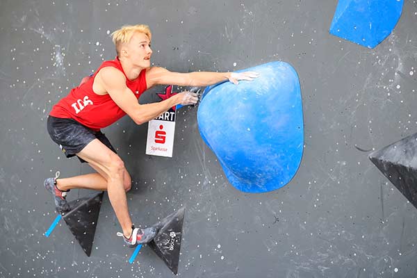 Il campione svizzero di boulder in carica Julien Clémence. Immagine: Dimitris Tosidis / IFSC