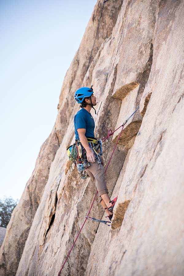 Mit frisch geprüfter Ausrüstung steht dem Start in die Klettersaison am Fels nichts mehr im Weg. Bild: Tommy Lisbin | Unsplash