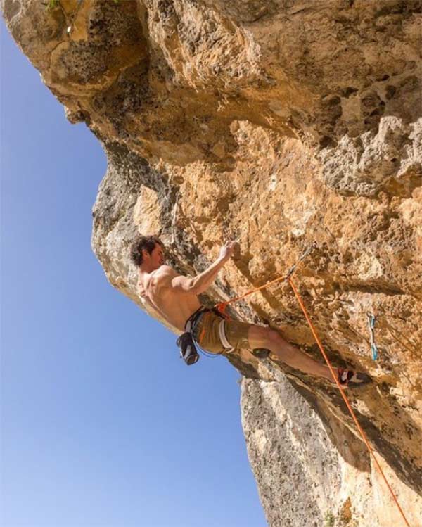 Adam Ondra non ha resistito alla bellezza delle rocce maltesi. Immagine: Stephen Farrugia