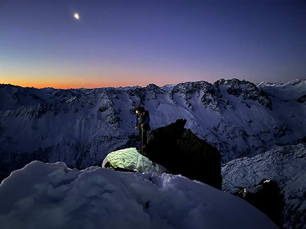 Les deux alpinistes ont eu besoin de 45 heures pour la première trilogie hivernale Salbitschijen. Image : Michi Wohlleben