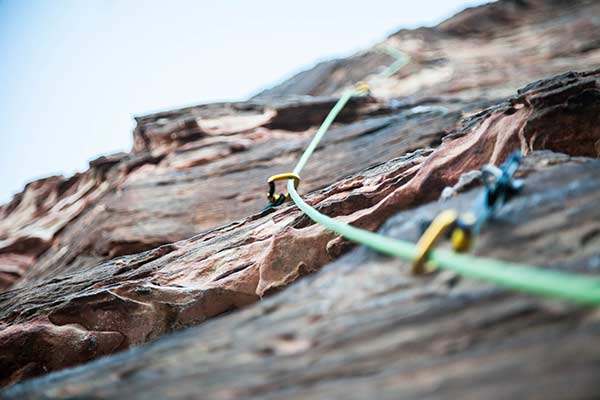 Wann ein Seil ersetzt werden soll, hängt stark davon oft, wie oft und intensiv es benutzt wird. Bild: Brook Anderson | Unsplash