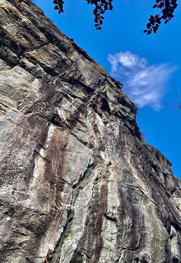 Karmageddon (7c) ist eine der besten Linien im gesamten Klettergarten. Auf einen kniffligen Einstieg folgen 30 Meter Ausdauerkletterei an überhängender Fels bester Güte. Foto: Egon Bernasconi