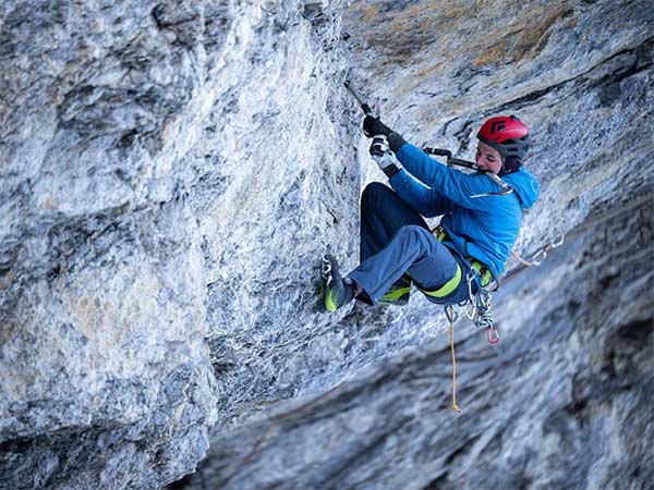 The mixed pitches in the Hall of Fame are extremely demanding. In the end, however, it's the ice passages that demand Yannick Glatthard's full attention. Image: Diego Schläppi