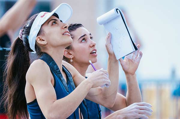 6 Minuten Zeit: Die Amerikanerinnen Natalia Grossman und Brooke Raboutou während der Besichtigung der Finalroute am Lead-Weltcup in Briançon 2022. Bild: Lena Drapella / IFSC