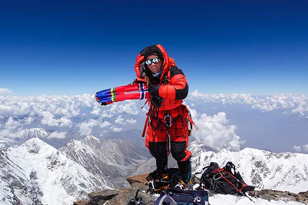 Kristin Harila auf dem Gipfel des Shishapangma.