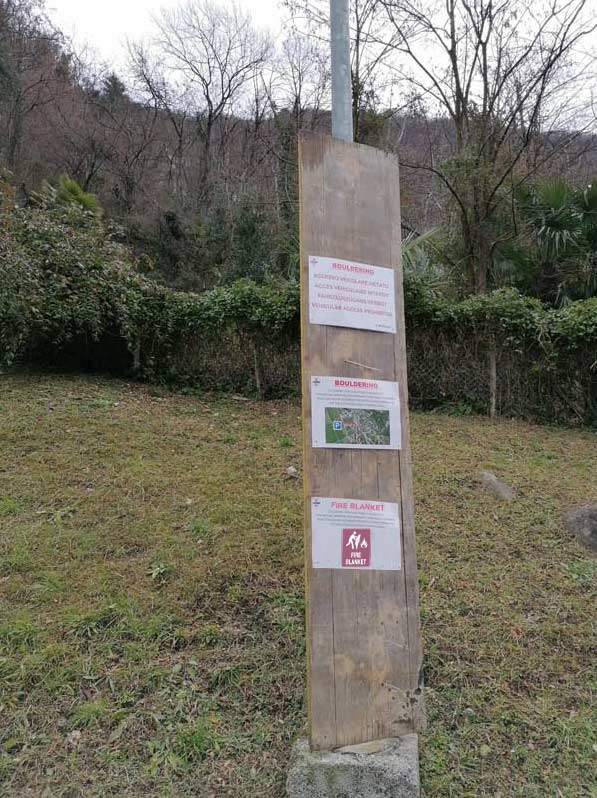Là où auparavant la situation du stationnement était pointée du doigt, une note sur l'obligation de couvertures anti-feu a récemment été dénoncée. Embarquement au début de l'Alpstrasse à Cresciano.