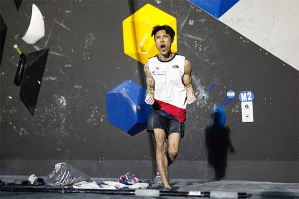 Jongwon Chon freut sich vor heimischem Publikum über seine Bronzemedaille. Bild: Dimitris Tosidis/IFSC