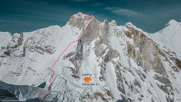 Primera ascensión exigente en estilo alpino: en mayo de 2023, Roger Schäli, Simon Gietl y Mathieu Maynadier abren la ruta Goldfish (800 m, M6+, A1) por la cara sur del pico Meru. Imagen: www.daniel-hug.com | @terragrafía