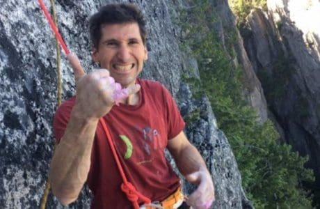 Didier-Berthod-arrampica-Crack-of-Destiny-in-Squamish