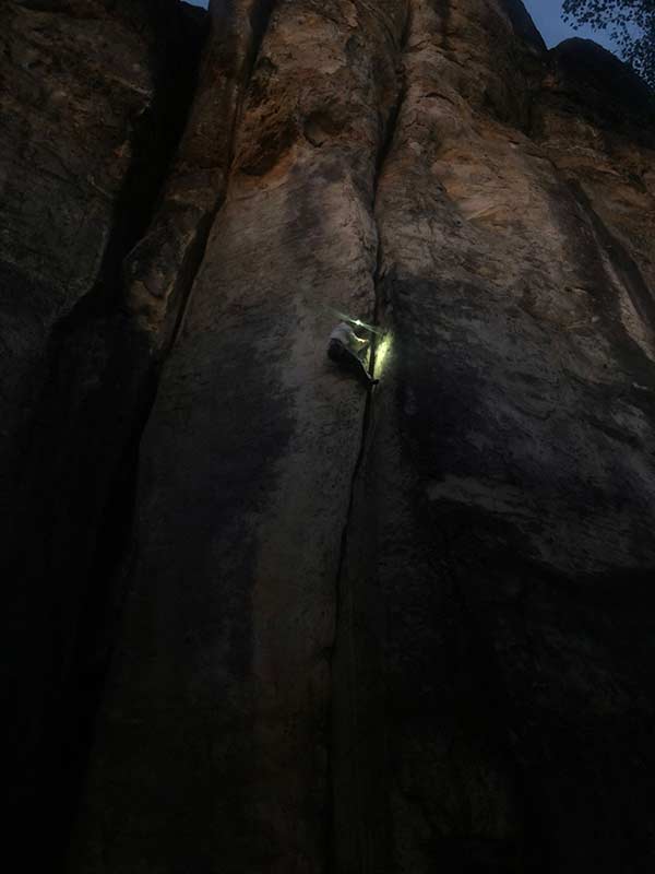 Die letzten zwei Wege kletterte Anton Schröter im Lichtkegel seiner Stirnlampe wie in einer Blase. Foto: Mika Jacob