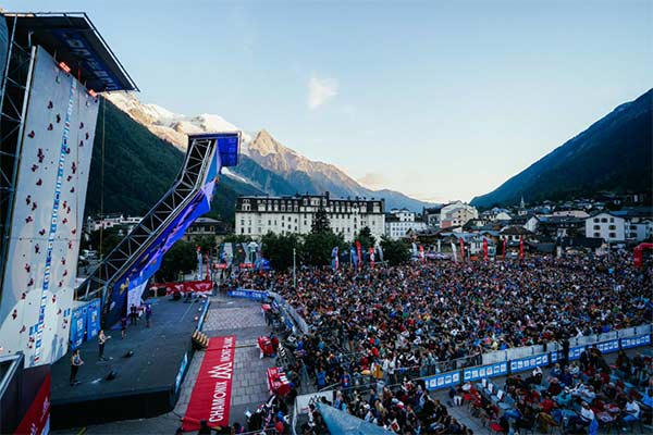 Vor eindrücklicher Kulisse messen sich vom 7. bis 9. Juli am IFSC Lead und Speed Weltcup in Chamonix die stärksten Kletterinnen und Kletterer der Welt. Bild: Lena Drapella/IFSC