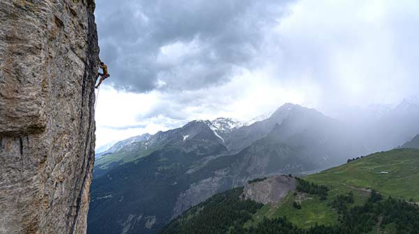 Ein perfektes Sommerklettergebiet mit Ausblick: Im Klettergarten Panoramix ist der Name Programm. Bild: Sandro von Känel