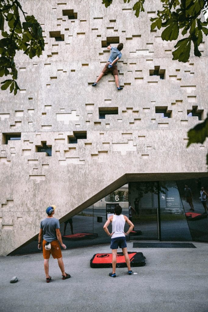 City bouldering_escalada urbana en el museo histórico de Berna_Suiza