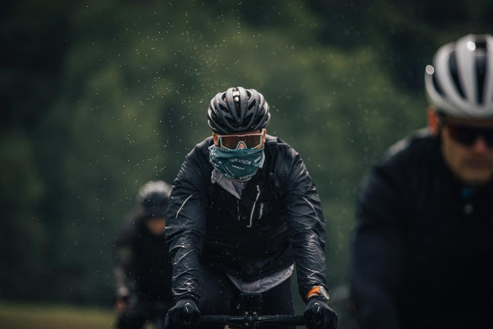 Per Pedes oder mit dem Fahrrad bewältigt Gabriel Jungo die Strecken zwischen den Gipfeln. Bild: Maximillian Gierl