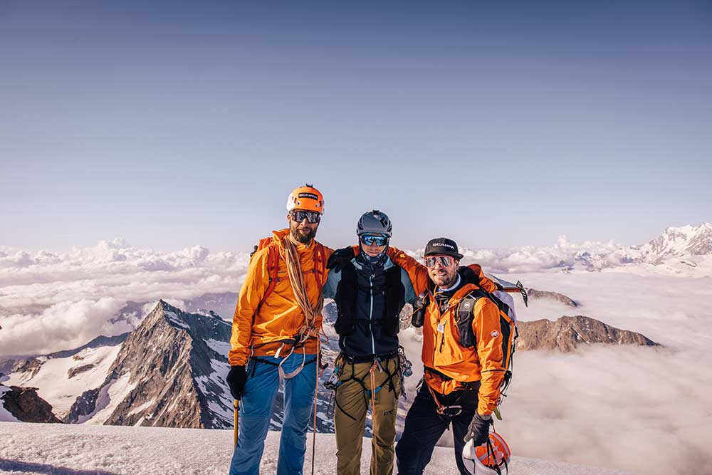 Gabriel Jungo: «Rückblickend war die ganze Zeit sehr cool.» Gipfelfoto auf dem Weissmies. Bild: Maximillian Gierl