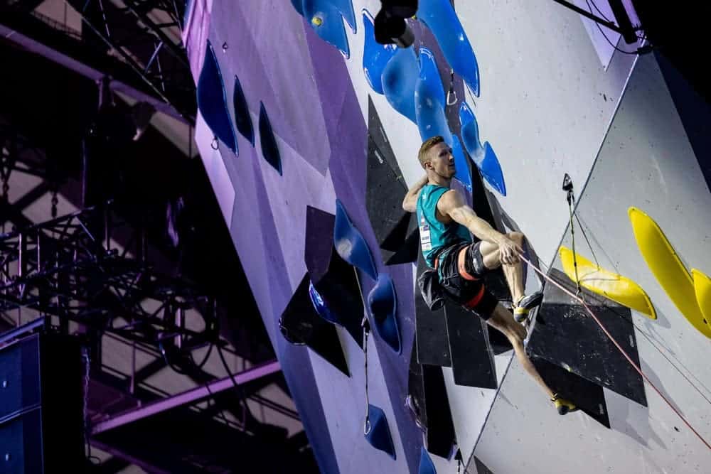 Jakob Schubert está escalando hacia su quinto título mundial. Imagen: Jan Virt