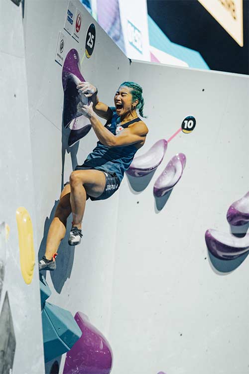 Die Japanerin Miho Nonaka freut sich über das für sie so wichtige Top am Boulder 4. Bild: Lena Drapella