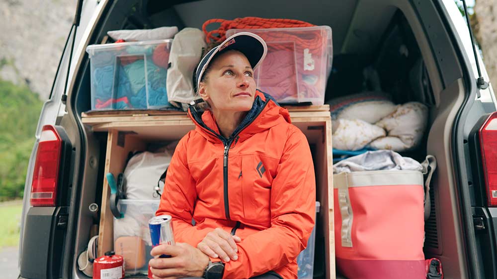 Die Vorarlbergerin Nadine Wallner ist immer für aufsehenerregende Expeditionen gut. Oft hat die Freeskierin ihre Latten im Gepäck und Schnee als Untergrund, dieses Mal aber tauschte sie die Freeride-Ski gegen Kletter- und Bergschuhe. Bild: Tim Marcour / Red Bull Content Pool