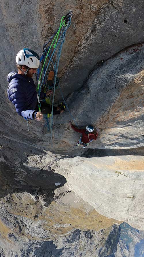 Un jour - premier jour : Siebe Vanhee et Seb Berthe n'ont fait qu'une bouchée du difficile grand parcours Rayu dans les Picos de Europa. Image : Siebe Vanhee