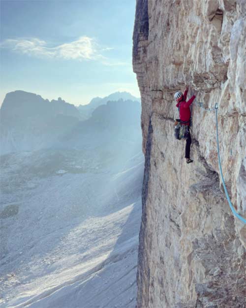 De cerca la piedra caliza de los Dolomitas: Thomas Bukoswki sube la cara norte del Drei Zinnen con Laura Tiefenthaler en 15h24min. Imagen: Laura Tiefenthaler
