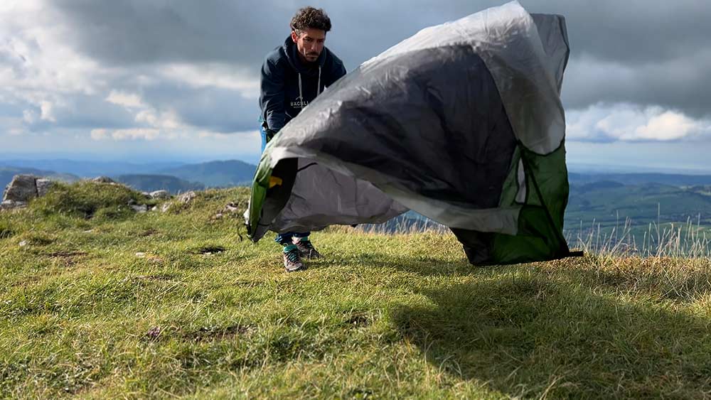 Step 1: Spread out the inner tent, secure it at the bottom and top with pegs.
