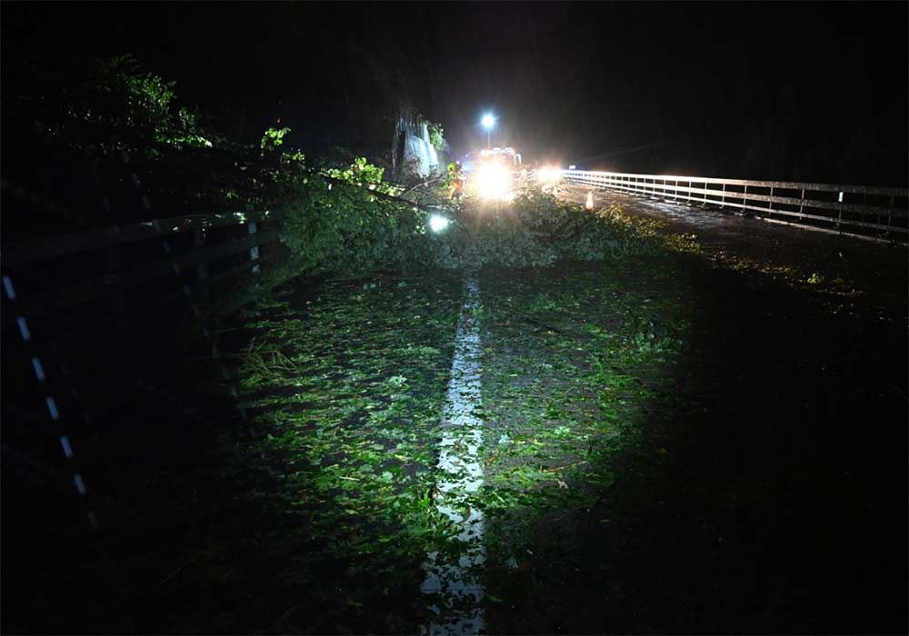 En raison des pôles de tempête, dont certains sont sous tension, il n'est pas conseillé de rester dans la forêt autour de la vallée de la Murg. Image : Police cantonale de Saint-Gall