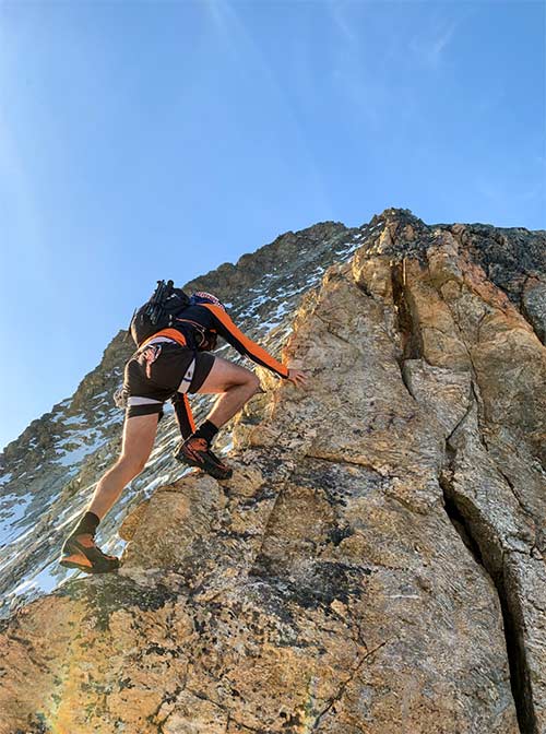 7 sommets, 42 kilomètres, 4200 mètres d'altitude : Nicolas Hojac à l'ascension. Image : Adrian Zurbrügg