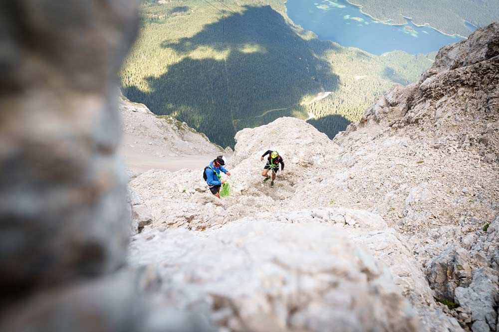 1800 metri di altezza della parete e circa 3 chilometri di via d'arrampicata: Simon Gietl e Alexander Scherl sulla parete est del Watzmann. Immagine: Fotografia di Silvan Metz