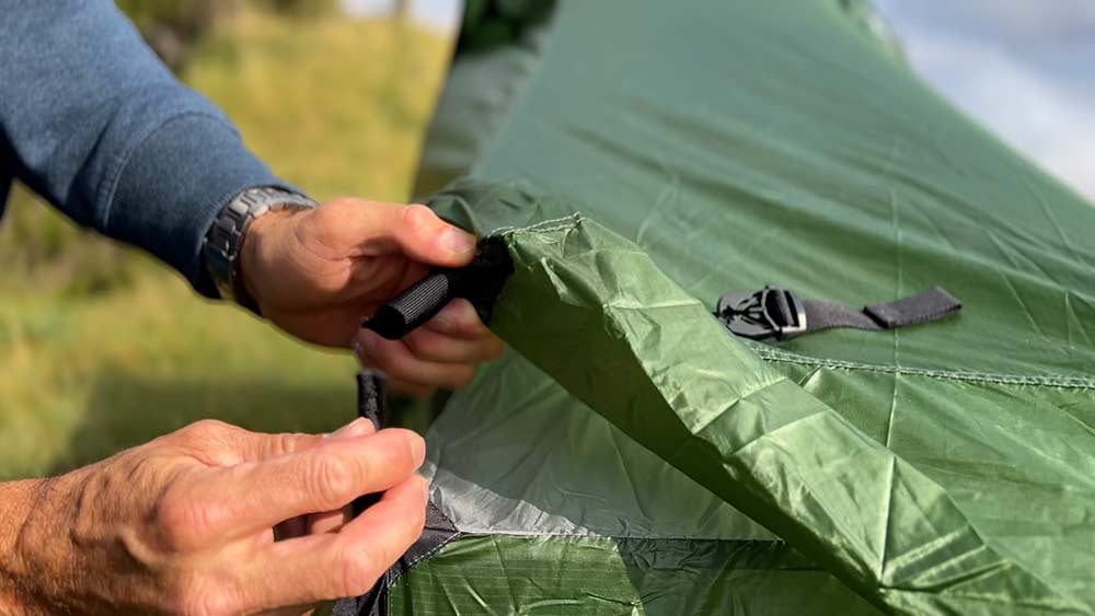 Étape 4 : La tente extérieure est installée pour une protection complète contre les intempéries.