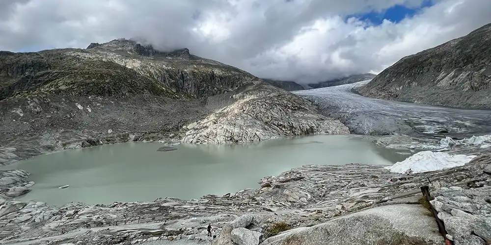 Beim Rhonegletscher hat sich in den vergangenen Jahren ein großer Gletschersee gebildet, wo einst meterdickes Eis war. Quelle: Dr. David Volken, WetterOnline