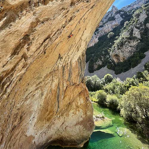 Cosi se Arete (9a) to the first: Anak Verhoeven in the impressive overhang in the Piscineta sector in the Rodellar climbing area.