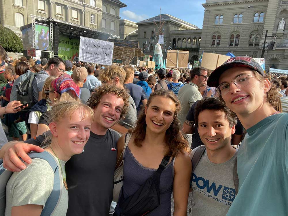 Dimi Vogt mit Kolleginnen und Kollegen aus dem Nationalkader an der Klimademo in Bern.